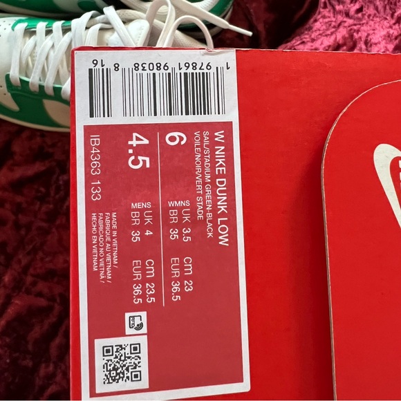 Nike Classic Green and White Dunk low Shoes.  Size 6 - Picture 6 of 6